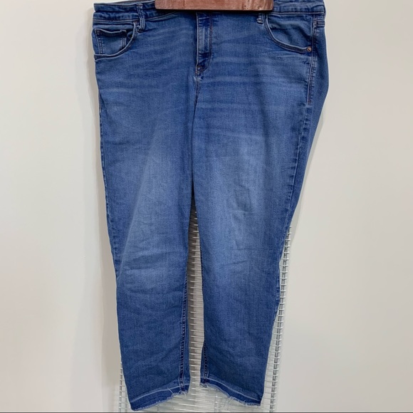 Soft Blue Jeans with Cutoff Ankle - Picture 3 of 3